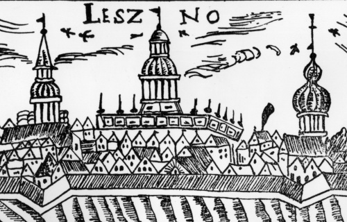 Ratusz w Lesznie na rycinie Tscherninga z 1650 r. Siedziba władz miasta posiadała renesansową attykę i wieżę, która podczas pożaru miasta w 1656 r. runęła zawalająć część sklepień po północnej stronie przyziemia budynku.