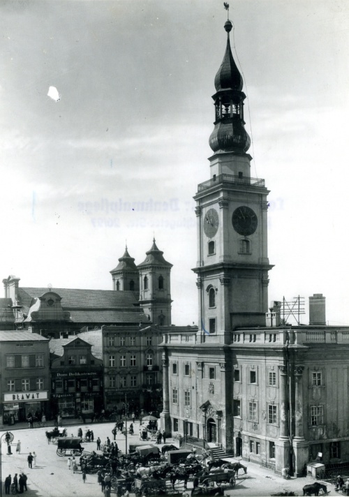 Ratusz w Lesznie. Zdjęcie wykonane przez Romana Ulatowskiego, jednego z najlepszych fotografików okresu wojennego w kraju, pracujacego wówczas na zlecenie Konserwatora w Poznaniu. (oryginał w AWUOZP)