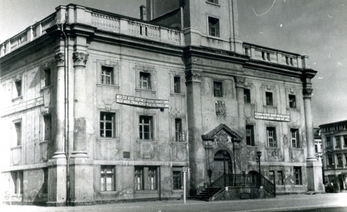 Ratusz w Lesznie. Elewacja wschodnia w 1955 r. (fot. Maniewska, WUOZP)