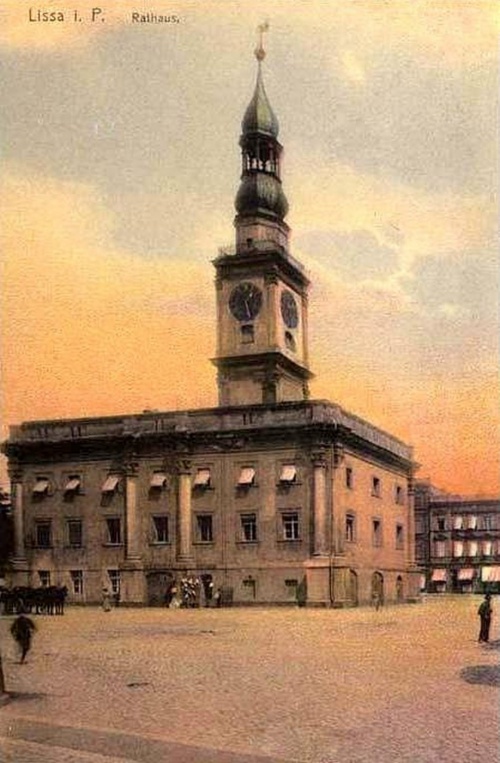 Ratusz w Lesznie na pocztówce z 1900 r. Uwagę zwracają wielkie wrota po południowej stronie budynku, w przyziemiu, które było użytkowane m.in przez straż miejską.