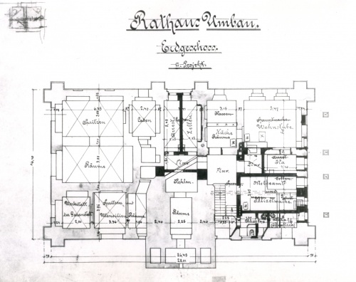 Ratusz. Projekt przebudowy przyziemia wyk. przez E.Gevina w 1903 r. Na rysunku widoczne sklepienia krzyżowe, które wkrótce zostały zlikwidowane. Zrekonstruowano je na podstawie tego planu, w uproszczonej formie (sklepienia nie są murowane) dopiero w 
