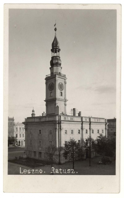 Pocztówka z przedstawieniem leszczyńskiego ratusza w latach 20 XX w. (ze zbiorów MOwL)