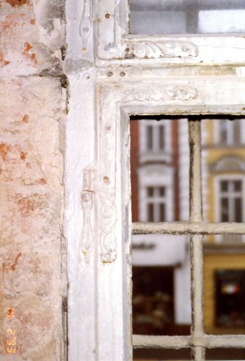Ratusz w Lesznie. Fragment kutej kraty i okna krosnowego z poł. XVIII w., wyposażonego w ozdobne zawiasy kątowe. Stan nieistniejący. (fot. A. Chudy, 1993 r., AWUOZL)