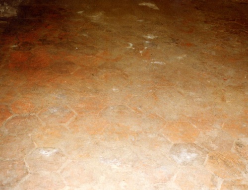 Ratusz w Lesznie. Ceramiczne flizy pochodzące prawdopodobnie z poł. XVII w., które odkryto w 1993 r. podczas prac archeologicznych prowadzonych w przyziemiu budynku. (fot. A. Chudy, 1993 r., AWUOZL)