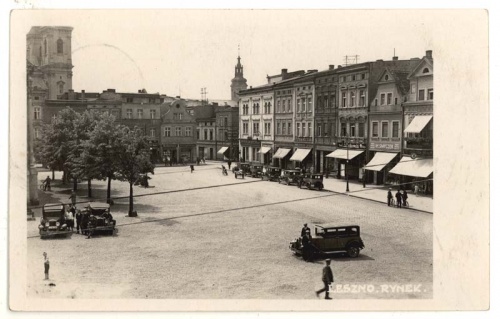 Południowo-zachodnia strona rynku w Lesznie. Pocztówka z ok. 1938 r. Kamienica nr 2 widoczna w centrum. (ze zbiorów MOwL)