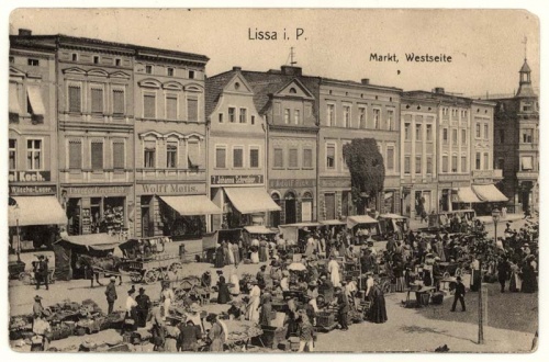 Zachodnia strona leszczyńskiego rynku na pocztówce z początku XX w. Kamienica nr 5 druga od lewej. (ze zbiorów MOwL)