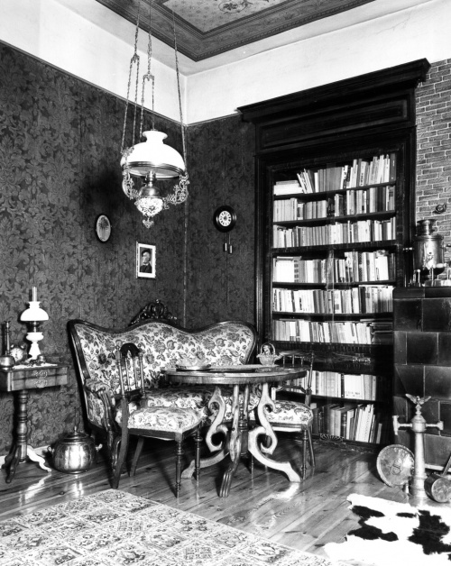 Leszno. Kamienica Rynek 5. Dawny salon na piętrze z wyposażeniem z k. XIX w. Stan z 1977 r. (fot. C. Maćkowiak, 1977 r., AWUOZL), zdjęcie nr 3