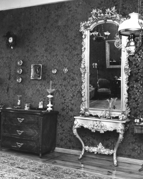 Leszno. Kamienica Rynek nr 5. Przykład reprezentacyjnego wnętrza z k. XIX w. dawnej kamienicy mieszczańskiej w Lesznie. Stan z 1977 r. (fot. C. Maćkowiak, 1977 r., AWUOZL), zdjęcie nr 4