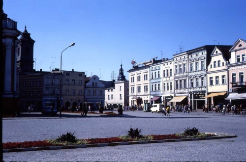 Zachodnia pierzeja leszczyńskiego rynku w 1979 r. Dom nr 6 trzeci od prawej. (fot. R. Reed, AWUOZL)