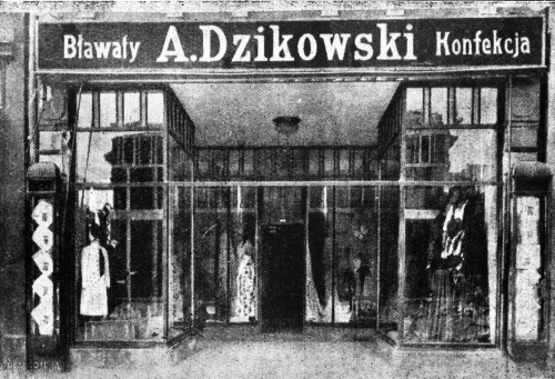 Leszno. Kamienica Rynek nr 6. Okno wystawowe sklepu z konfekcją A. Dzikowskiego, stan z 1938 r. (repr. z książki Br. Świderski, Ilustrowany opis Leszna i Ziemi Leszczyńskiej, Leszno 1938, s.333), zdjęcie nr 3