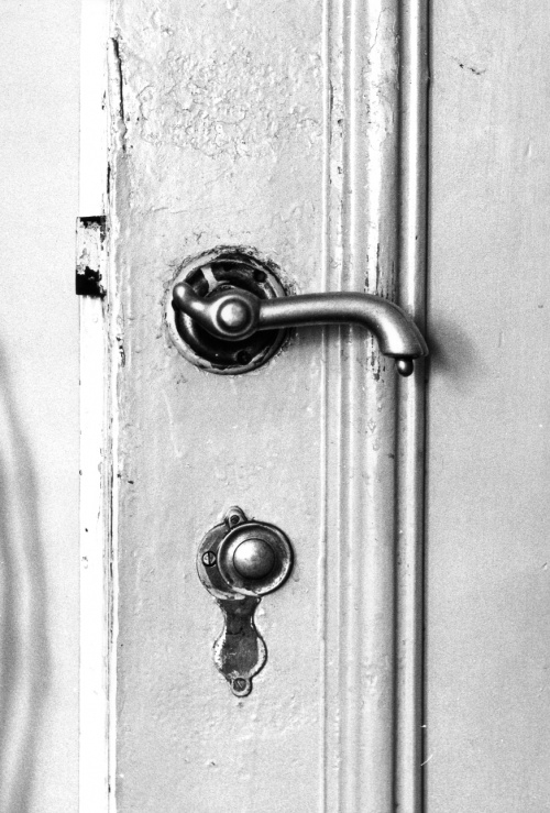 Leszno. Kamienica Rynek nr 6. Mosiężna klamka z k. XIX w. w drzwiach pokoju na II piętrze. (fot. H. Nowakowska, 1977 r., AWUOZL)