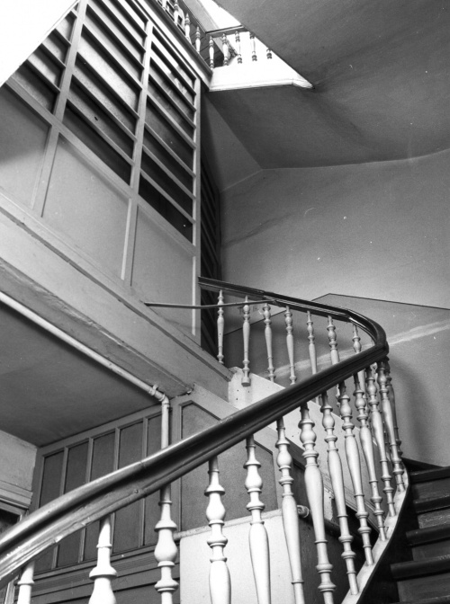 Leszno. Kamienica Rynek nr 6. Klatka schodowa między II pietrem a poddaszem. (fot. C. Maćkowiak, 1977 r., AWUOZL), zdjęcie nr 6