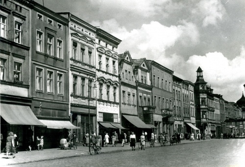 Zachodnia pierzeja leszczyńskiego rynku w 1955 r. Dom nr 6 czwarty od lewej.(fot. Maniewska,AWUOZL), zdjęcie nr 4