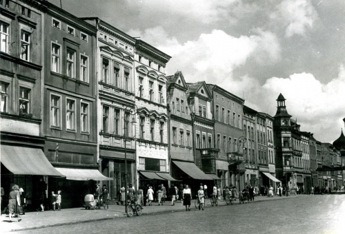 Zachodnia pierzeja leszczyńskiego rynku w 1955 r. Dom nr 6 czwarty od lewej.(fot. Maniewska,AWUOZL)