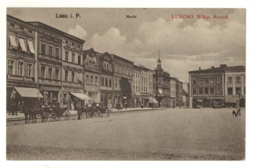 Zachodnia strona leszczyńskiego rynku ok. 1920 r. (pocztówka ze zbiorów MOL), zdjęcie nr 1