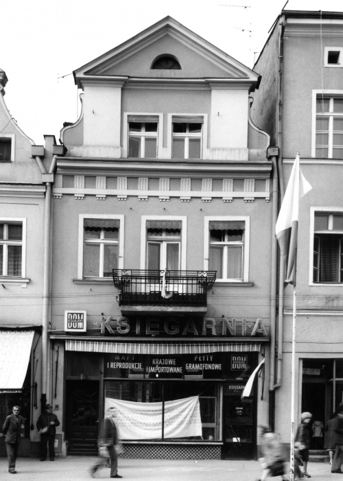 Leszno. Kamienica Rynek 8. Elewacja frontowa, stan z 1976 r. (fot. R. Kanikowski, AWUOZL), zdjęcie nr 6