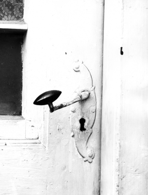 Leszno. Kamienica Rynek 8. Klamka z k. XVIII w. w drzwiach na poddaszu. (fot. H. Nowakowska, 1977 r. , AWUOZL), zdjęcie nr 7