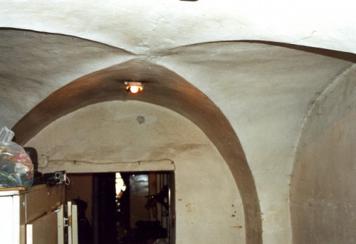 Leszno. Kamienica Rynek9. Barokowe sklepienie krzyżowe w przyziemiu oficyny południowej. (fot. E.Siejkowska, 2002 r., AWUOZL)