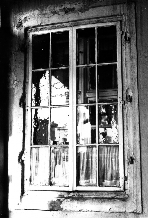 Leszno. Oficyna domu przy Rynku 9. Dawne okno ościeżnicowe z początku XIX w. (obecnie nieistniejące). (fot. H. Nowakowska, 1977 r., AWUOZL)