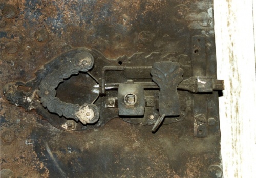 Leszno. Kamienica Rynek 9. Barokowy zamek w drzwiach żelaznych do wędzarni na strychu. (fot. E. Siejkowska, 2002 r., AWUOZL)