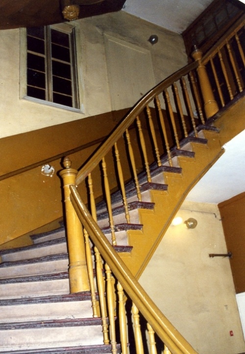 Leszno. Kamienica Rynek 9. Klatka schodowa, w głębi widoczne oryginalne okno z k. XIX w. (fot. E. Siejkowska, 2002 r., AWUOZL)