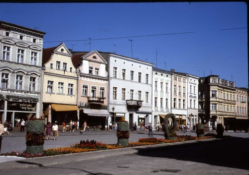Zachodnia pierzeja leszczyńskiego rynku w 1979 r. (fot. Ryszard Reed, AWUOZL)