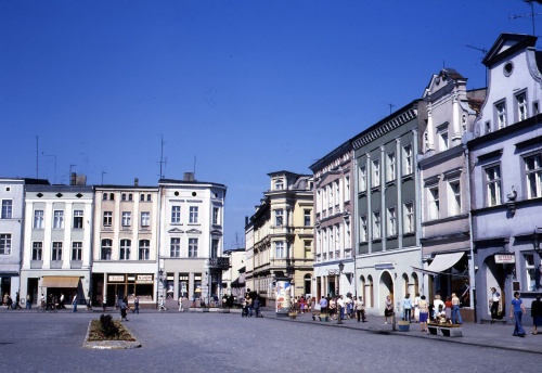 Północno-zachodni fragment leszczyńskiego rynku w 1977 r. Kaminica nr 11, druga od lewej. (fot. R. Reed, AWUOZL)