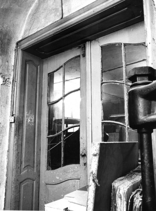 Leszno. Kamienica Rynek 14. Drzwi późnobarokowe ze szpaletami z poł. XVIII w., znajdujące się w dawnym warsztacie introligatorskim. (fot. C. Maćkowiak, 1977 r., AWUOZL)