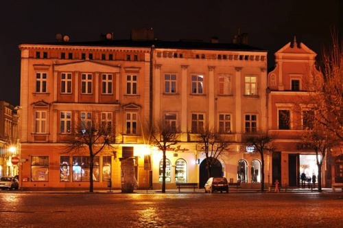 Leszno. Kamienica Rynek 14 (druga od lewej), współcześnie. (fot. M. Jankowski)