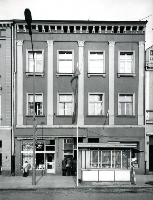 Leszno. Kamienica Rynek 14. Elewacja frontowa, stan z 1976 r., przed częściową rekonstrukcją wyglądu przyziemia. (fot. R. Kanikowski, AWUOZL)