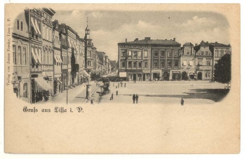 Pocztówka z lkońca lat 80 XIX w. przedstawiająca zachodnio-północną stronę rynku w Lesznie. Kamienica nr 15 widoczna jako druga w całości od prawej. Obiekt posiadał jeszcze pierwotnie ukształtowane przyziemie. (ze zbiorów MOwL)