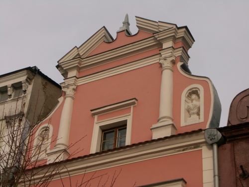 Leszno. Kamienica Rynek 15. Barokowy szcztyt budynku,  stan obecny. (fot. M. Urban, 2015 r.)