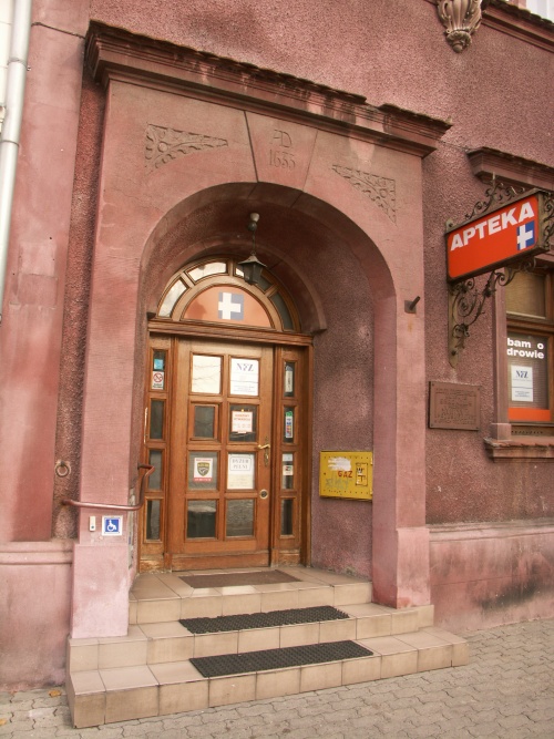 Leszno. Kamienica Rynek 16. Portal wejściowy z datą 1635 r., stan obecny. (fot. M. Urban, 2015 r.)