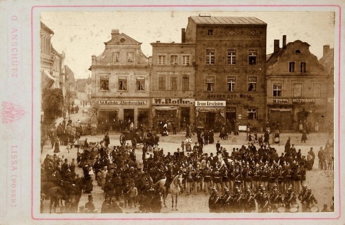 Północno-wschodnia strona rynku w Lesznie. Jedna z najstarszych znanych fotografii zabudowy miasta, wykonana w 1874 r. przez Ottomara Anschütza. Dom nr 22 jako trzeci po lewej. Zdjęcie przedstawia takze nieistniejacy obecnie dom nr 20.