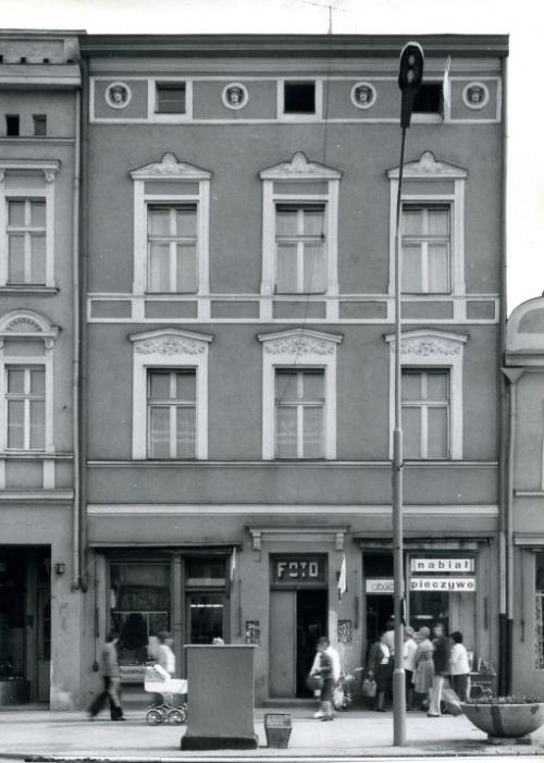 Leszno. Kamienica Rynek 22. Elewacja frontowa, stan z 1976 r. (fot. R. Kanikowski, AWUOZL)