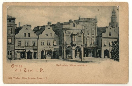 Fragment wschodniej pierzei leszczyńskiego rynku, pocztówka z lat 80 XIX w. Dom nr 23, jako pierwszy w całości po stronie lewej. W zabudowie sąsiedniej znajdował się bliźniaczy dom nr 24 oraz podcieniowy dom z końca XVII w. nr 25, a dalej także 