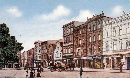 Pocztówka z k. XIX w. przedstawiająca wschodnią stronę rynku w Lesznie. Kamienica nr 23, jako pierwsza z barokowym szczytem od lewej. (ze zbiorów MOwL), zdjęcie nr 3