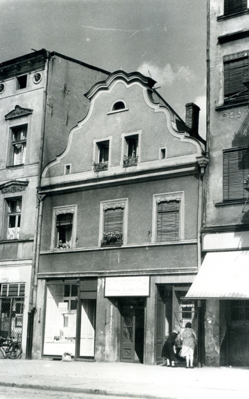 Leszno. Kamienica Rynek 23. Elewacja frontowa, stan z 1955 r. (fot. Maniewska, AWUOZL), zdjęcie nr 5