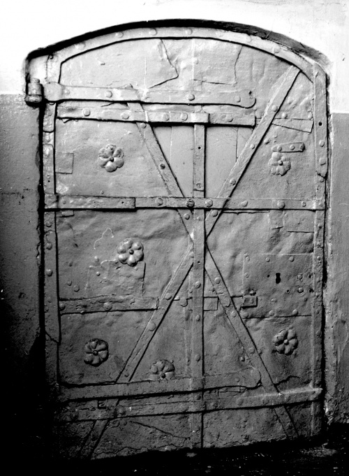Leszno. Kamienica Rynek 23. Drzwi żelazne w sieni (poł. XVIII w.). (fot.H. Nowakowska, 1978 r., AWUOZL)