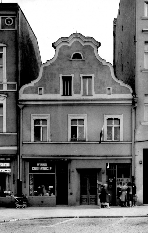 Leszno. Kamienica Rynek 23. Elewacja frontowa, stan z 1976 r. (fot. R. Kanikowski, AWUOZL), zdjęcie nr 6