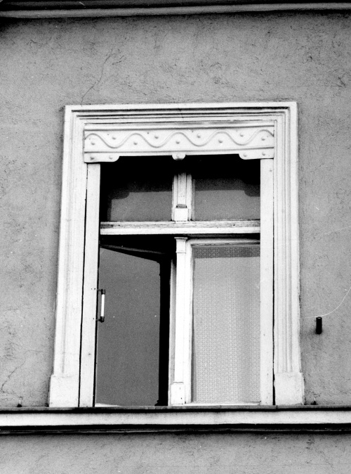 Leszno. Kamienica Rynek 23. Okno skrzynkowe z II poł. XIX w. wraz z ozdobnym lambrekinem ukrywającym mechanizm żaluzji zewnętrznej, stan z 1976 . (fot. H. Nowakowska, AWUOZL), zdjęcie nr 8