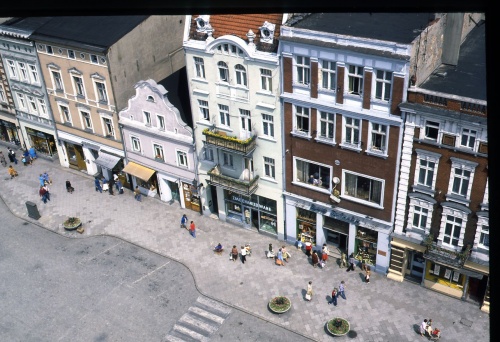 Fragment wschodniej pierzei rynku w Lesznie, stan z 1979 r. Kamienica nr 23 jako trzecia z lewej. (fot. R. Reed, AWUOZL), zdjęcie nr 9