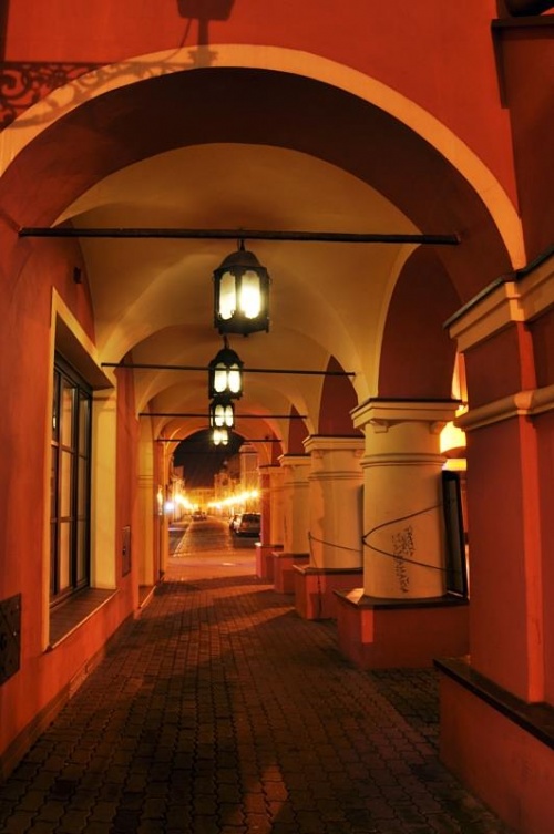 Leszno, kamienica Wieniawa, widok z podcieni w kierunku ul. Leszczyńskich. (fot. M. Jankowski, 2015 r.))