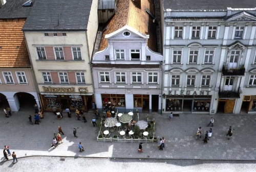 Leszno. Kamienica Rynek nr 32. Widok z wieży ratusza w 1979 r. Początek działalności kawiarni tzw. Delicje, przed lokalem widoczny jeden z pierwszych w mieście ogródek wiedeński. (fot. R. Reed, AWUOZL)