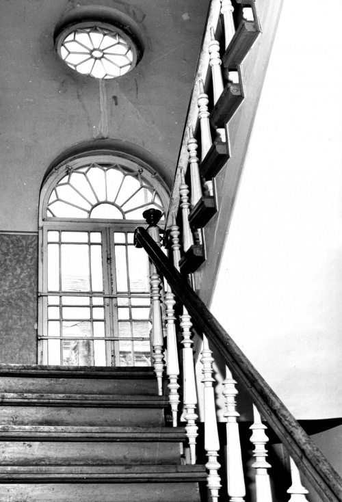 Leszno. Kamienica Rynek nr 33. Klatka schodowa z końca XIX w., stan z 1978 r. (fot. C. Maćkowiak, AWUOZL)