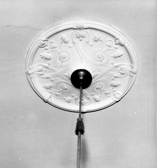 Leszno. Kamienica Rynek nr 33. Secesyjna rozeta w mieszkaniu na I piętrze, pochodzące z okresu przebudowy domu w 1907 r., stan z 1978 r. (fot. C. Maćkowiak, AWUOZL)