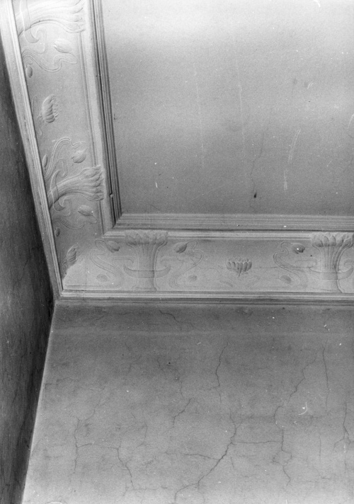 Leszno. Kamienica Rynek 33. Ozdobna faseta secesyjna z 1907 r. w mieszkaniu na I piętrze, stan z 1978 r. (fot. C. Maćkowiak, AWUOZL)