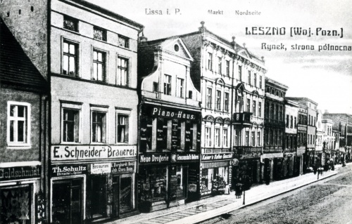 Południowa pierzeja leszczyńskiego rynku na pocztówce z ok. 1918 r. (na fotografi błędnie określona jako - strona północna).