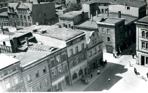 Fragment południowej pierzei rynku w Lesznie, widok z wieży ratusza, stan z 1955 r. (fot. Maniewska, AWUOZL)