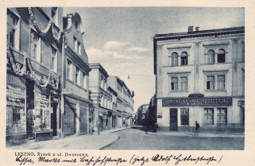 Pocztówka z lat 30 XX w. przedstawiająca widok z leszczyńskiego rynku w stronę ul. Dworcowej (ob. Słowiańskiej). Dom nr 38 po lewej w narożniku. (MOwL)